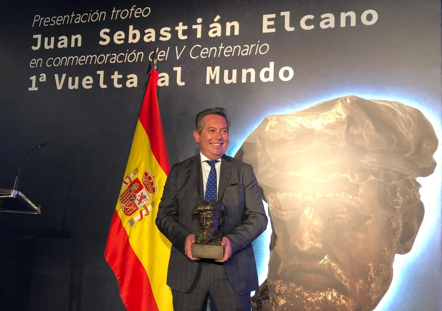 Paco Coro Con El Trofeo