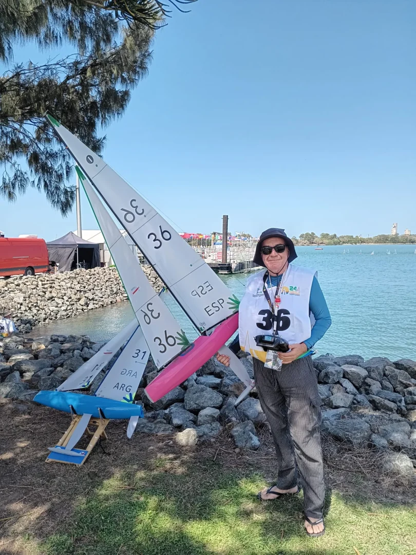 Miguel Hita Junto A Su One Meter Esp36