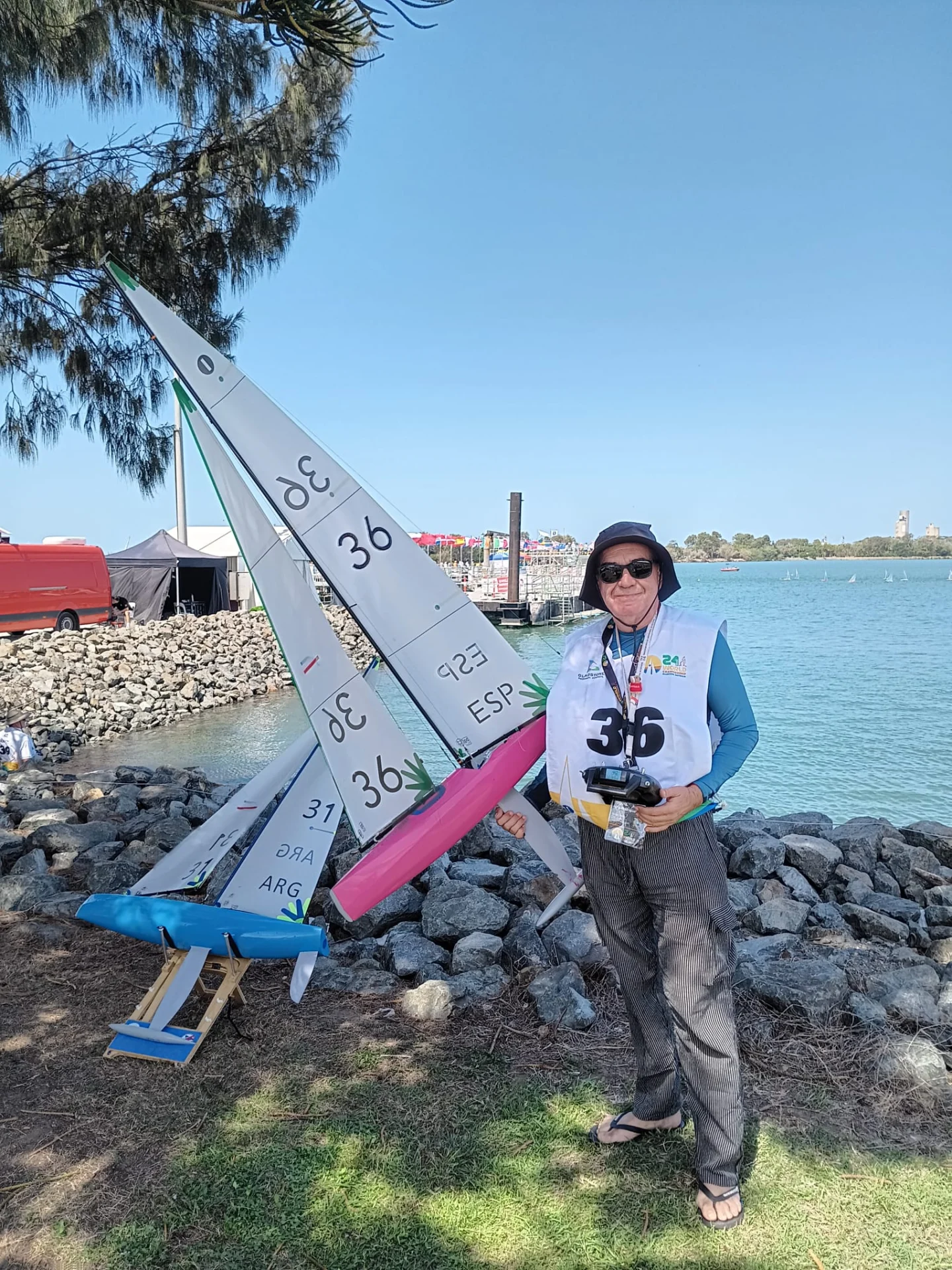 Miguel Hita Junto A Su One Meter Esp36